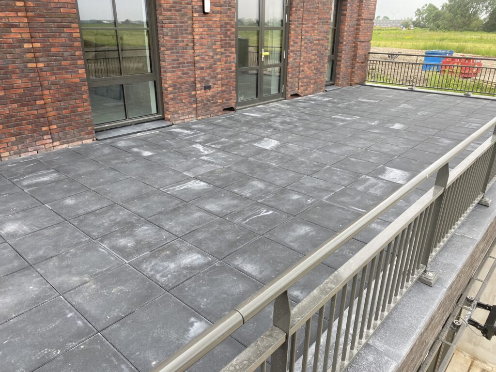 Balkon van 142 m² met beton tegels 50x50x5cm op verstelbare tegeldragers in Krommenie, foto 3