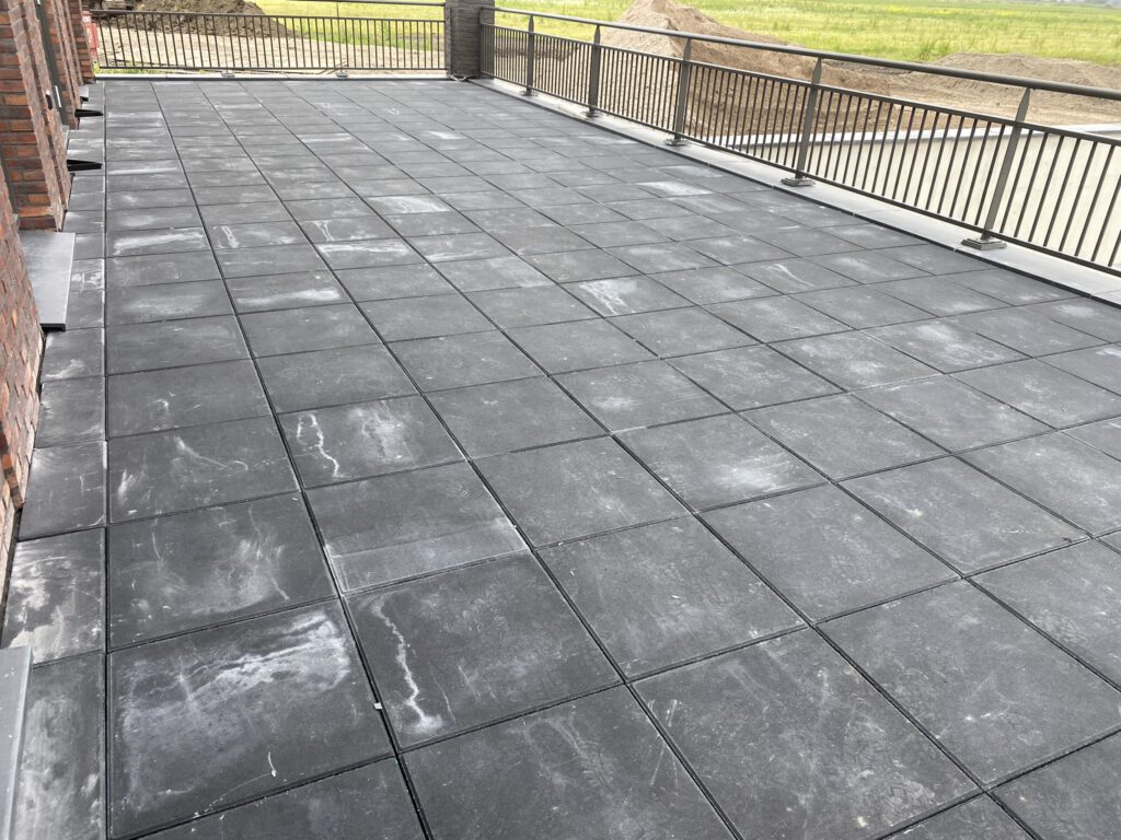 Balkon van 142 m² met beton tegels 50x50x5cm op verstelbare tegeldragers in Krommenie