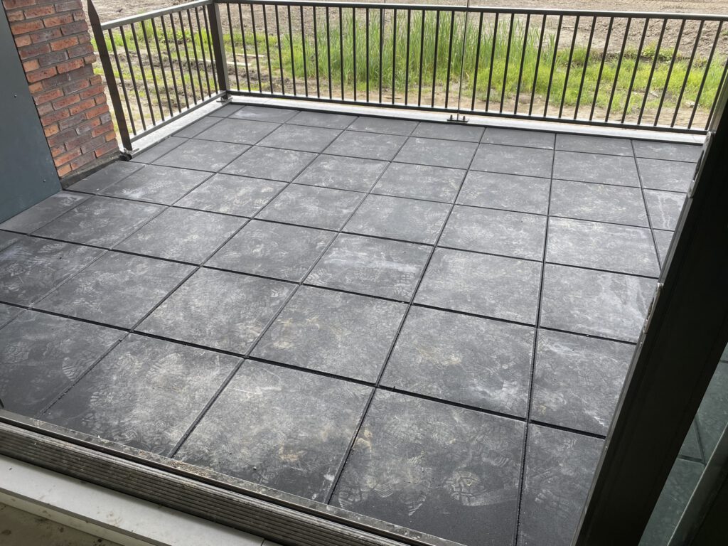 Balkon van 142 m² met beton tegels 50x50x5cm op verstelbare tegeldragers in Krommenie, foto 4