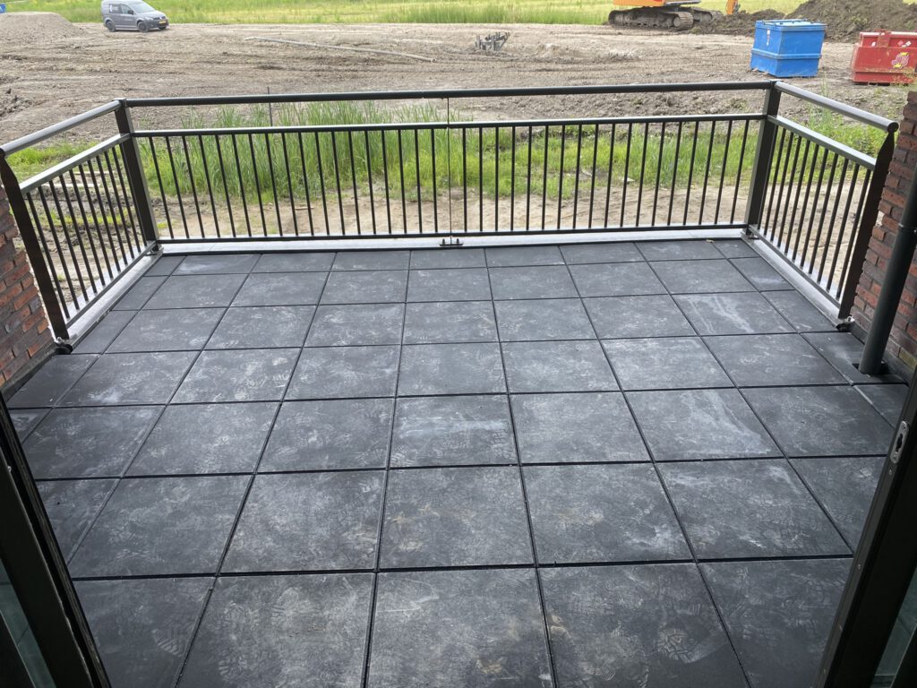 Balkon van 142 m² met beton tegels 50x50x5cm op verstelbare tegeldragers in Krommenie, foto 2