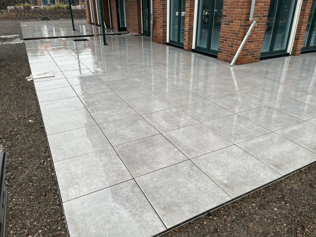 Daktuin van 250 m² met keramiek 60x6x5cm MBI op verstelbare tegelsdragers in Castricum
