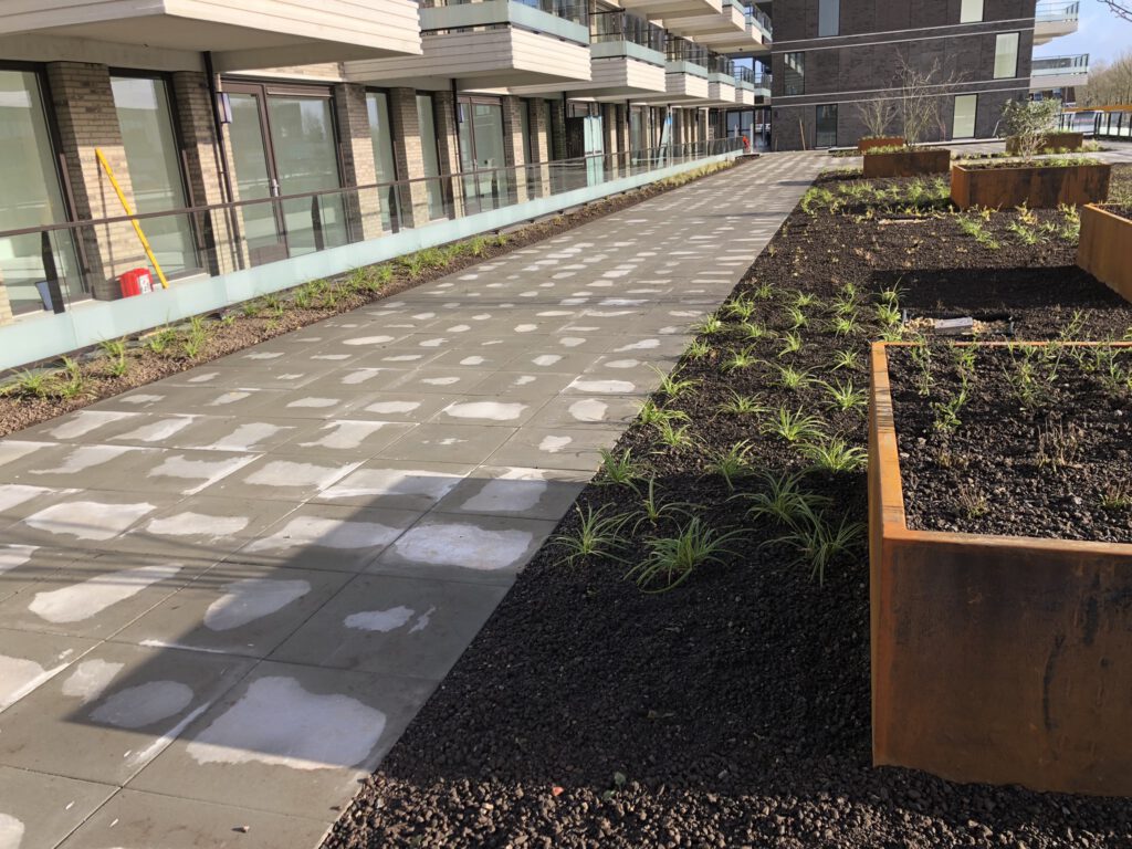 Daktuin van 485 m² met plantvakken en looppaden in Bovenkarspel