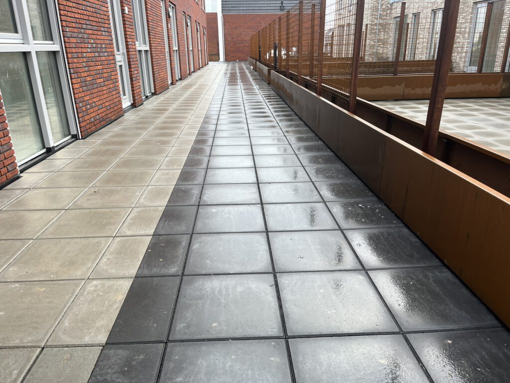 Dakterras van 1.052 m² met betontegels op verstelbare dragers in Streefkerk