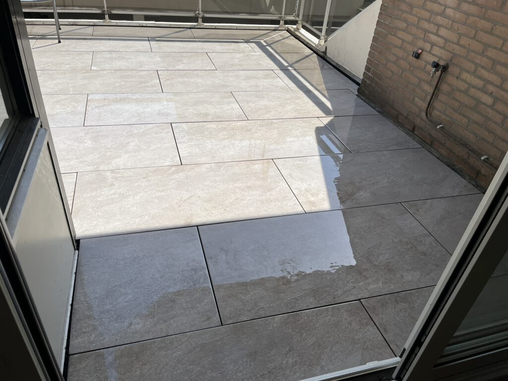 Balkon van 27 m² met keramische tegels van 120x60x2 cm op verstelbare dragers in Haarlem