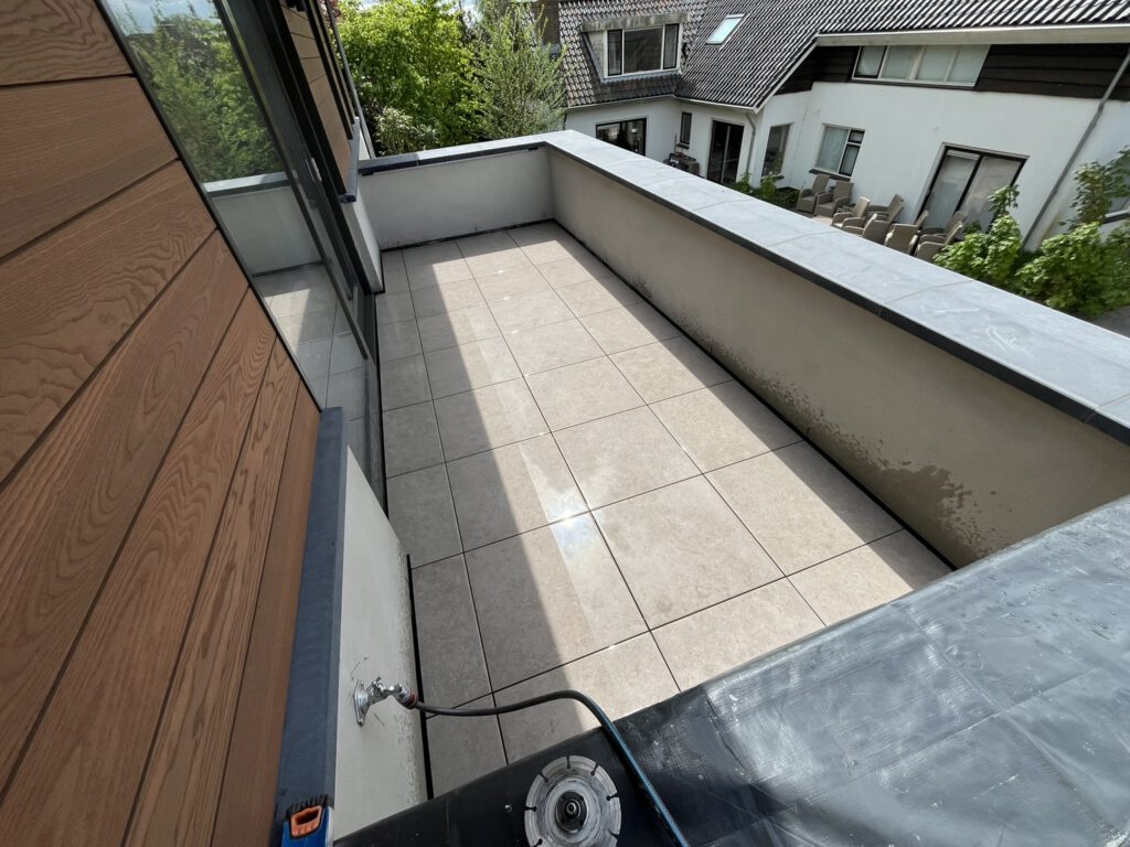 Balkon van 12 m² met keramische tegels van 60x60 cm op verstelbare dragers in Limmen