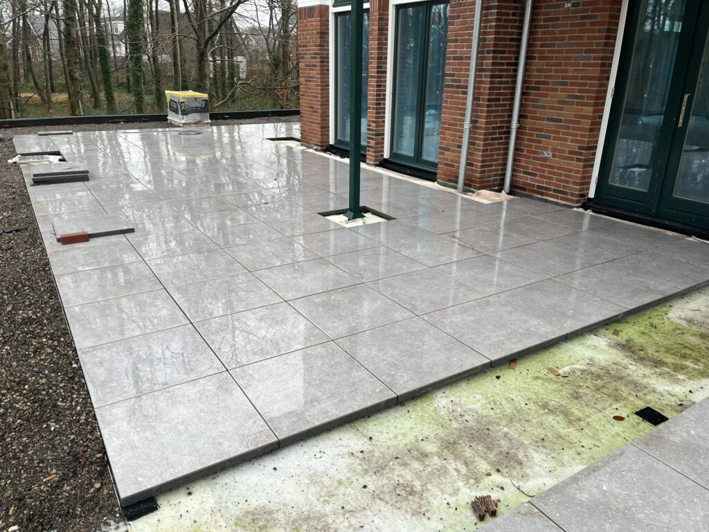 Daktuin van 250 m² met keramiek 60x6x5cm MBI op verstelbare tegelsdragers in Castricum, foto 2