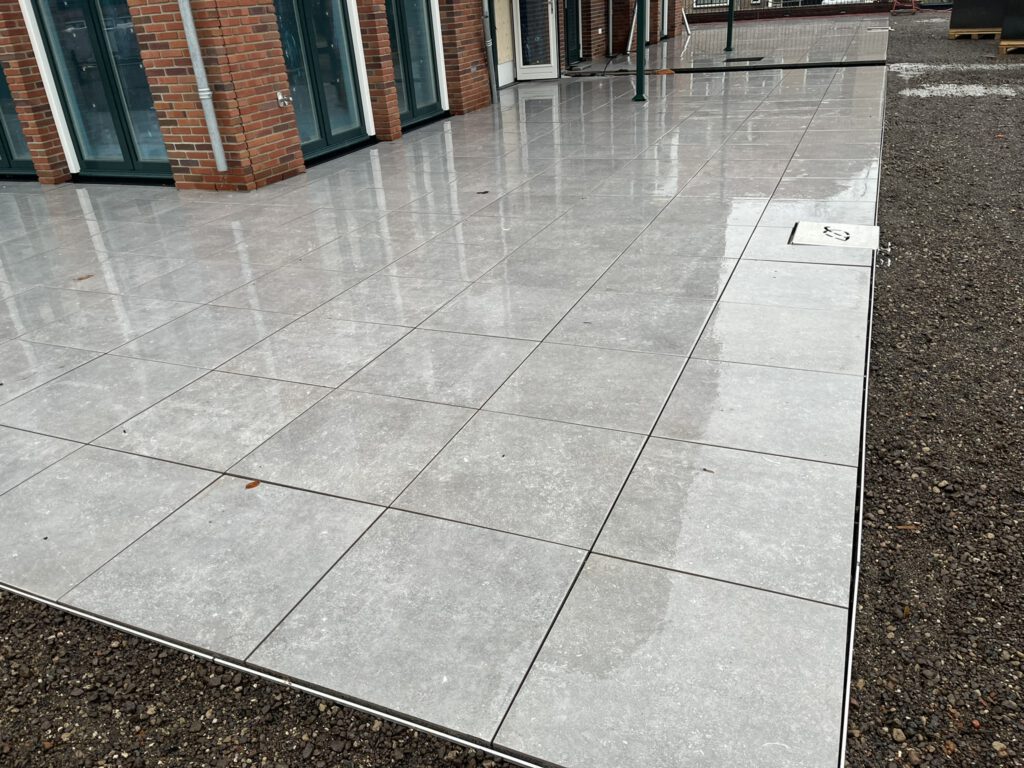 Daktuin van 250 m² met keramiek 60x6x5cm MBI op verstelbare tegelsdragers in Castricum, foto 3