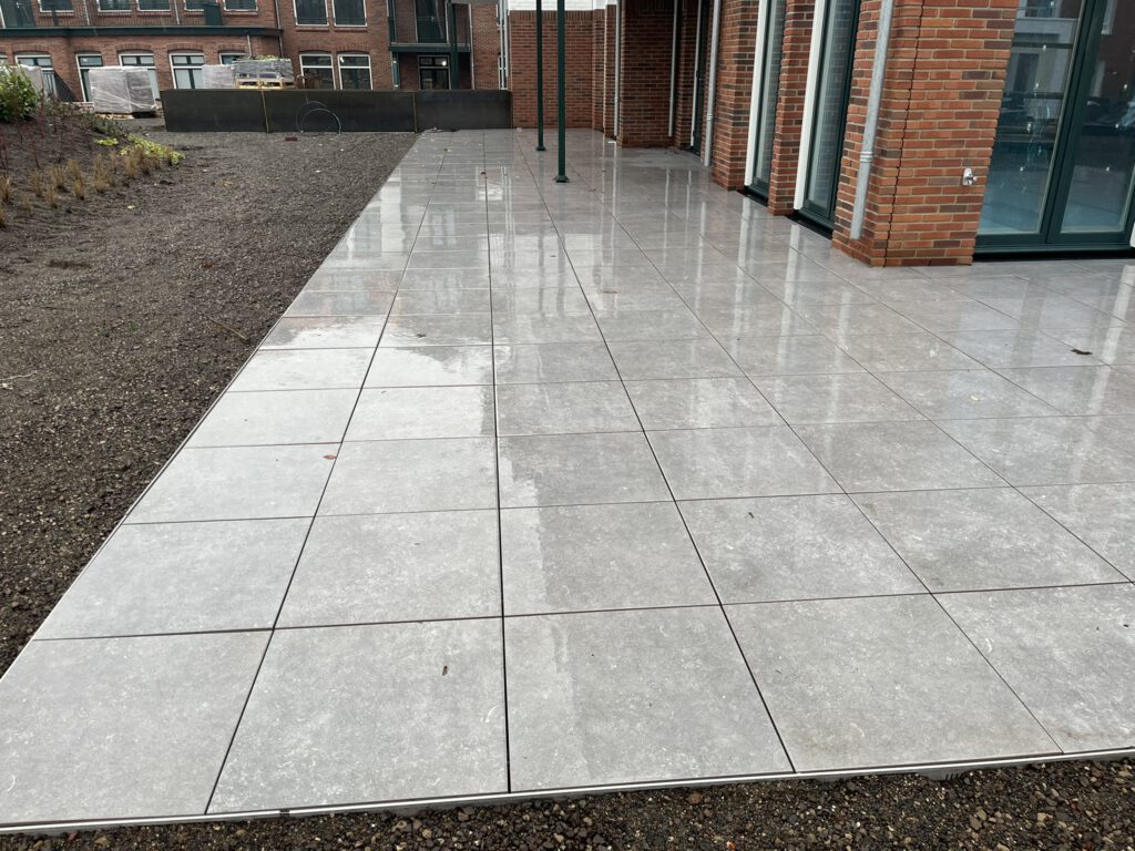 Daktuin van 250 m² met keramiek 60x6x5cm MBI op verstelbare tegelsdragers in Castricum, foto 4