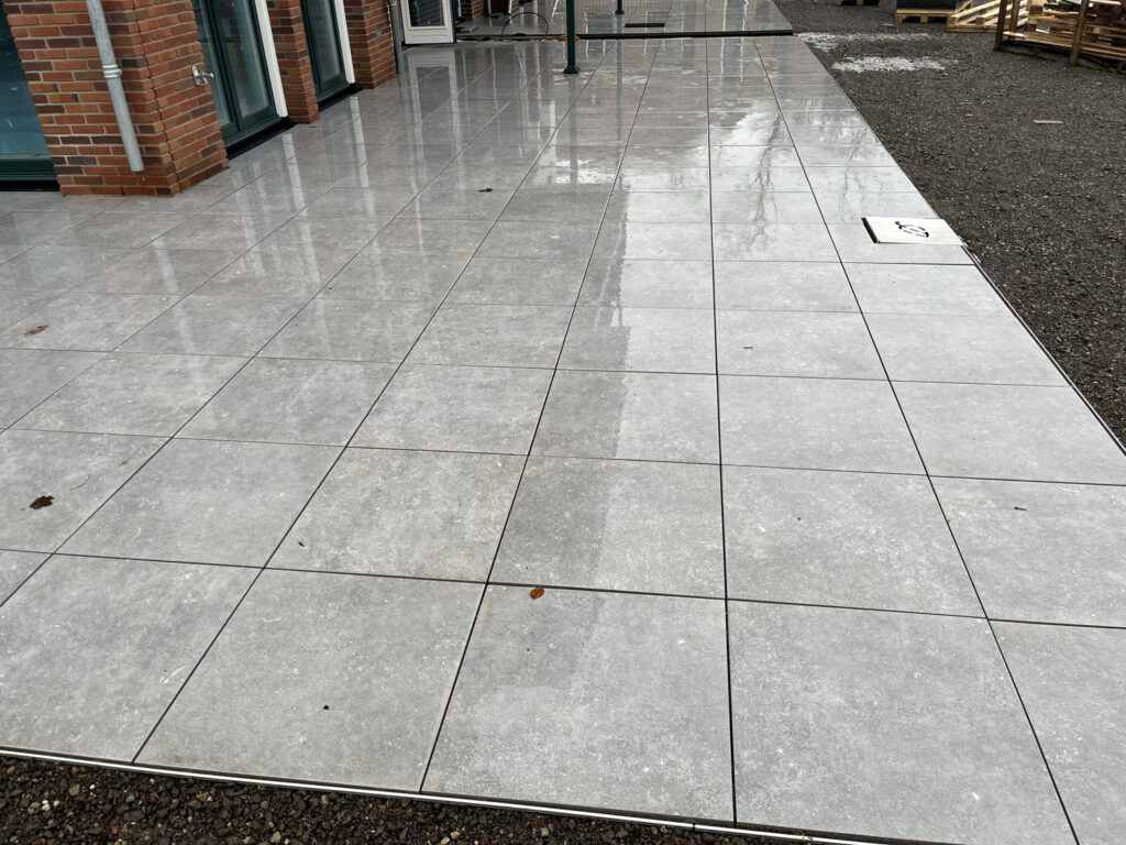 Daktuin van 250 m² met keramiek 60x6x5cm MBI op verstelbare tegelsdragers in Castricum, foto 5