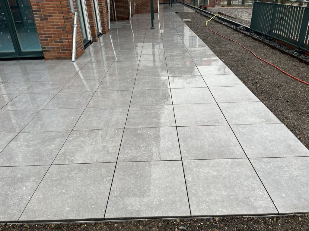 Daktuin van 250 m² met keramiek 60x6x5cm MBI op verstelbare tegelsdragers in Castricum, foto 6