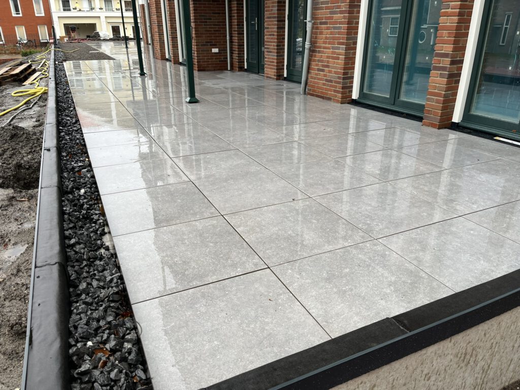 Daktuin van 250 m² met keramiek 60x6x5cm MBI op verstelbare tegelsdragers in Castricum, foto 7