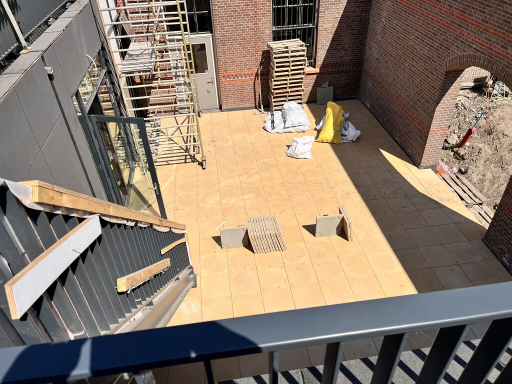 Dakterras van 145 m² met betontegel 50x50x5cm op verstelbare dragers in Haarlem, foto 2