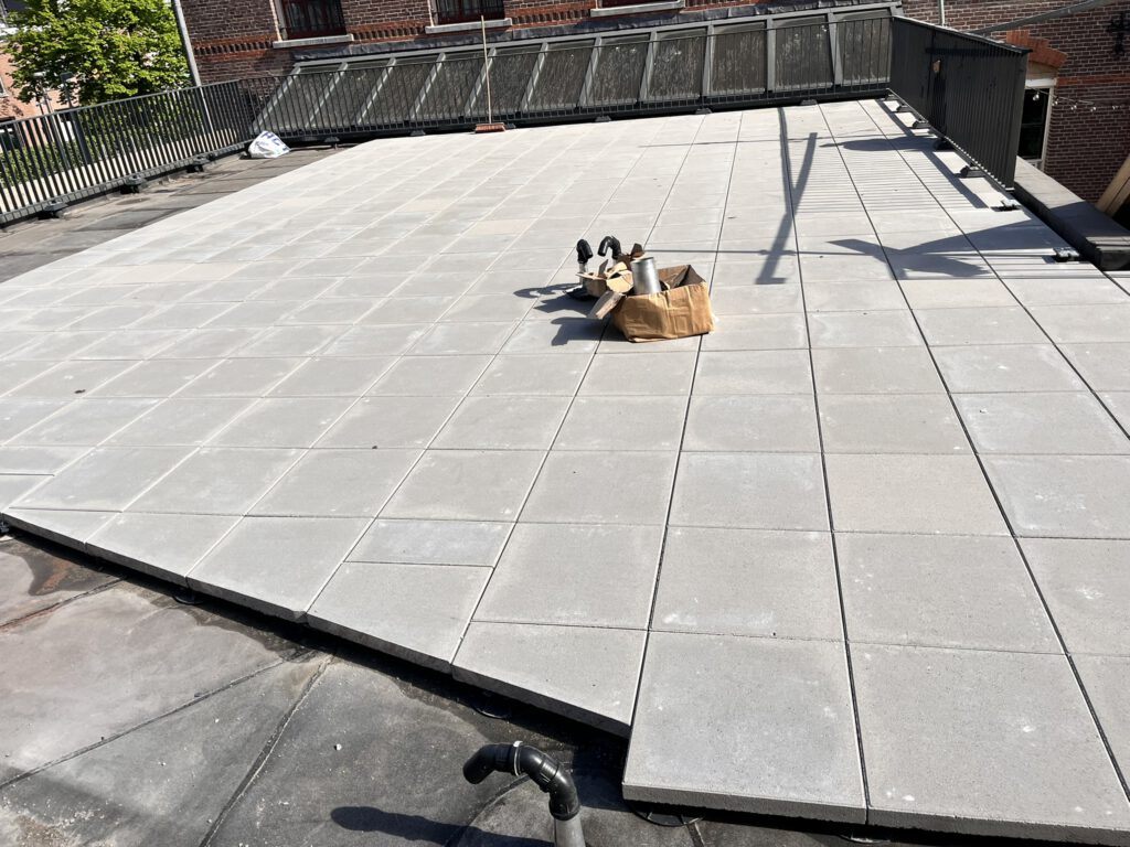 Dakterras van 145 m² met betontegel 50x50x5cm op verstelbare dragers in Haarlem, foto 7