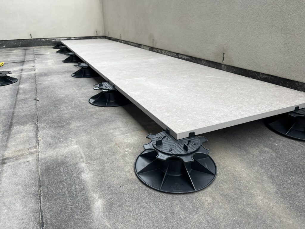 Dakterras van 12 m² met keramiek 60×60×2 cm op verstelbare tegeldragers in Limmen