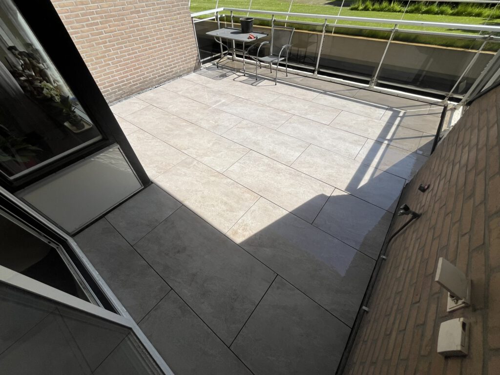Dakterras van 27 m² met keramiek 120x60x2 cm op verstelbare dragers in Haarlem, foto 3