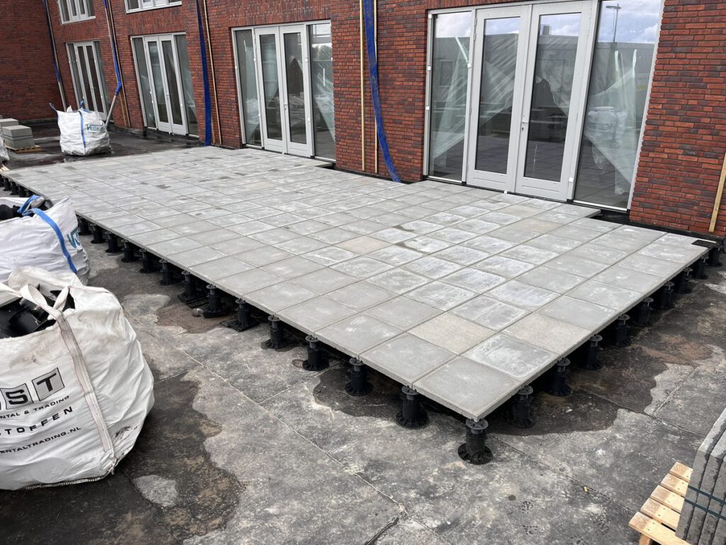 Daktuin van 1.056 m² met beton 50x50x5cm op verstelbare dragers in Streefkerk, foto 2