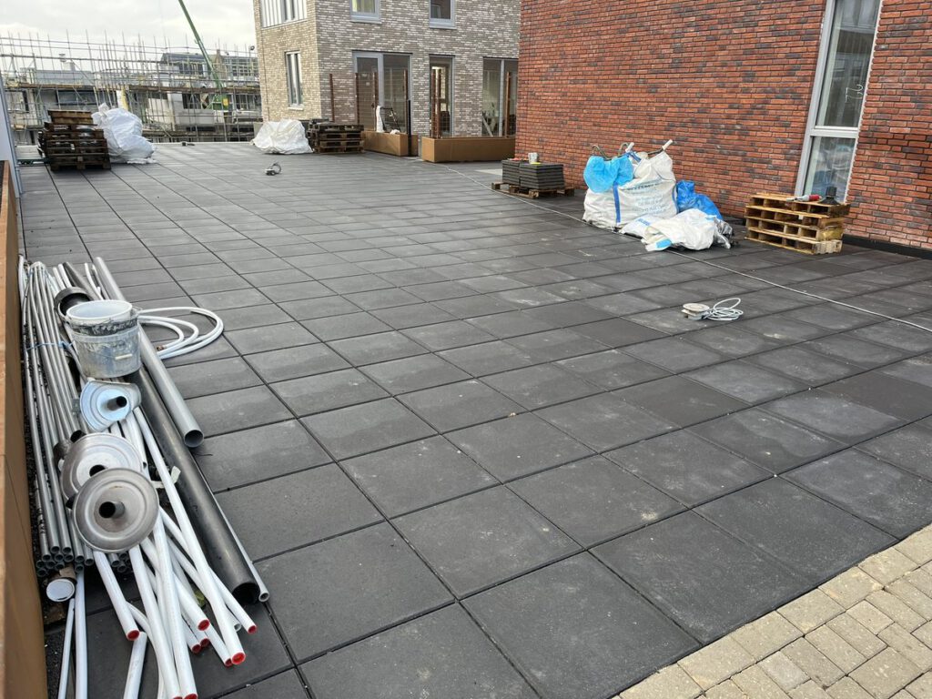 Daktuin van 1.056 m² met beton 50x50x5cm op verstelbare dragers in Streefkerk, foto 3