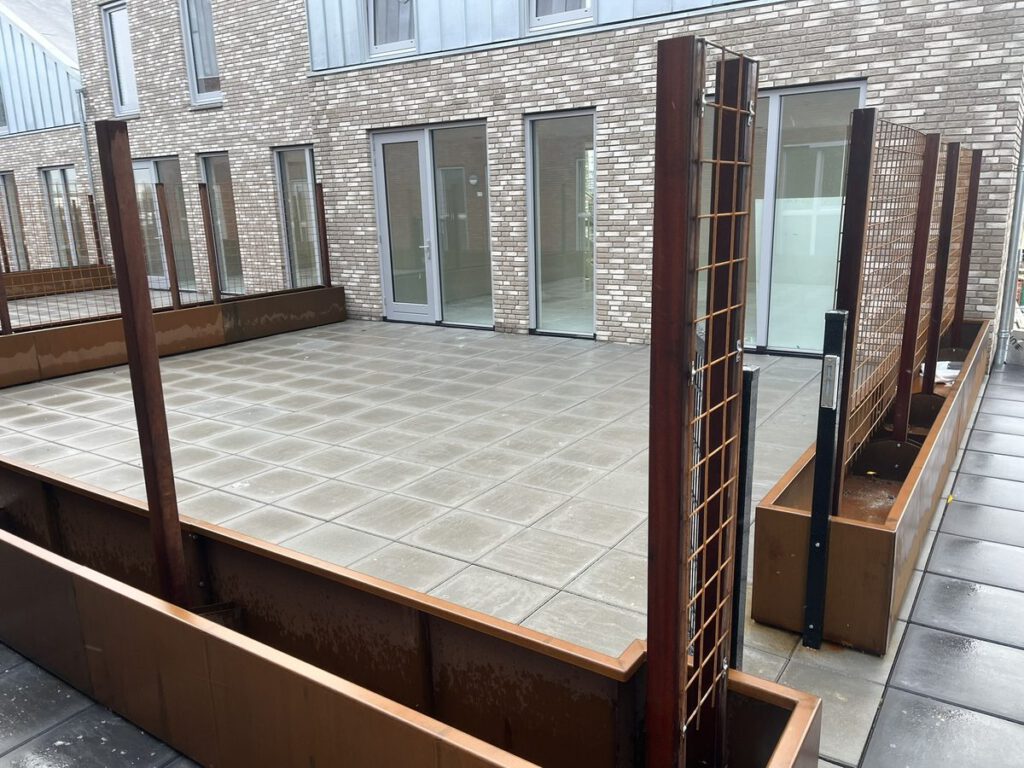 Daktuin van 1.056 m² met beton 50x50x5cm op verstelbare dragers in Streefkerk, foto 4