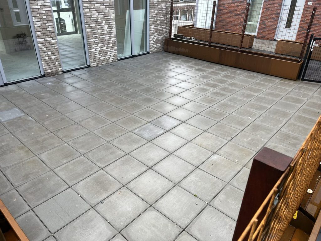 Daktuin van 1.056 m² met beton 50x50x5cm op verstelbare dragers in Streefkerk, foto 7